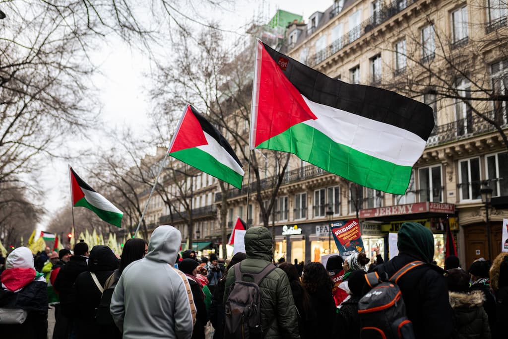 « Saint-Denis en crise : le maire provoque une tempête en hissant le drapeau palestinien malgré l’interdiction de la préfecture »