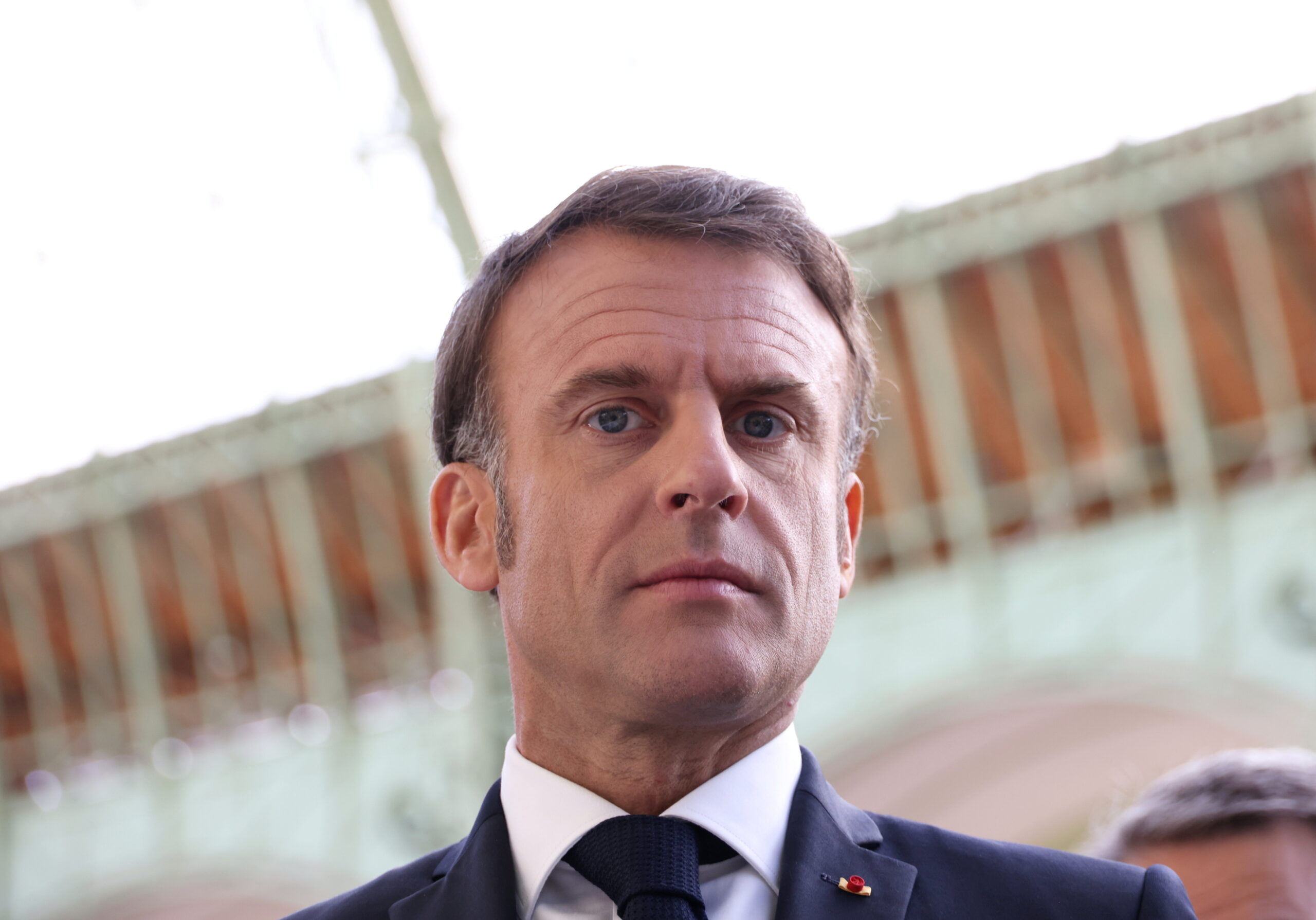L’Iran déclenche une attaque meurtrière contre Israël, exigeant des excuses de Macron