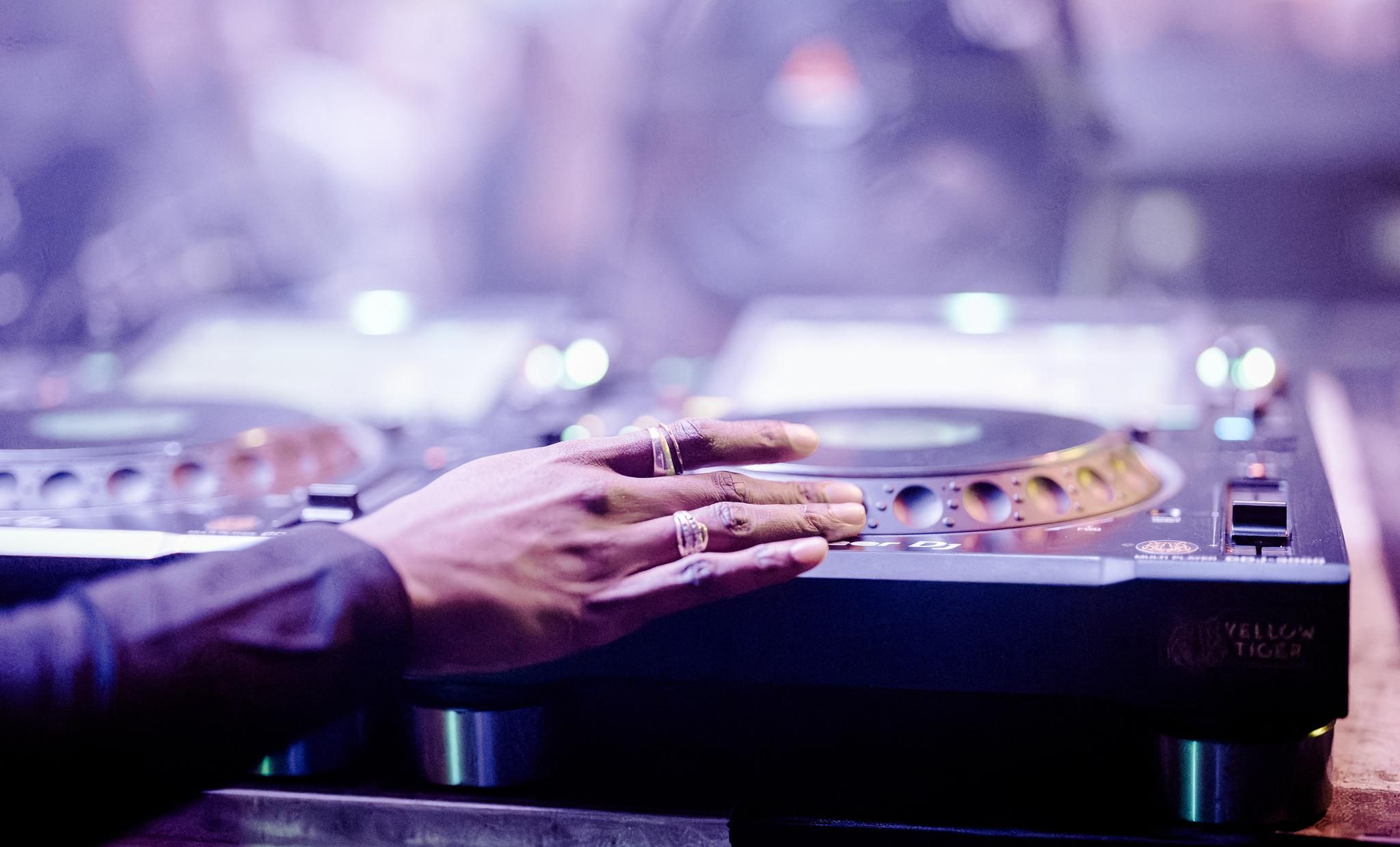La France déverse 500 millions d’euros pour sauver sa musique face à la mondialisation et à l’IA