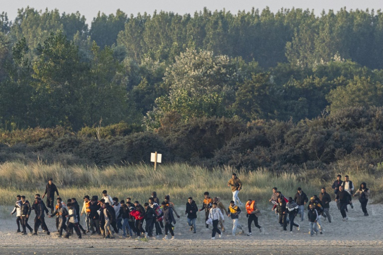 «Un député britannique attaqué à la machette dans un camp de migrants près de Calais»