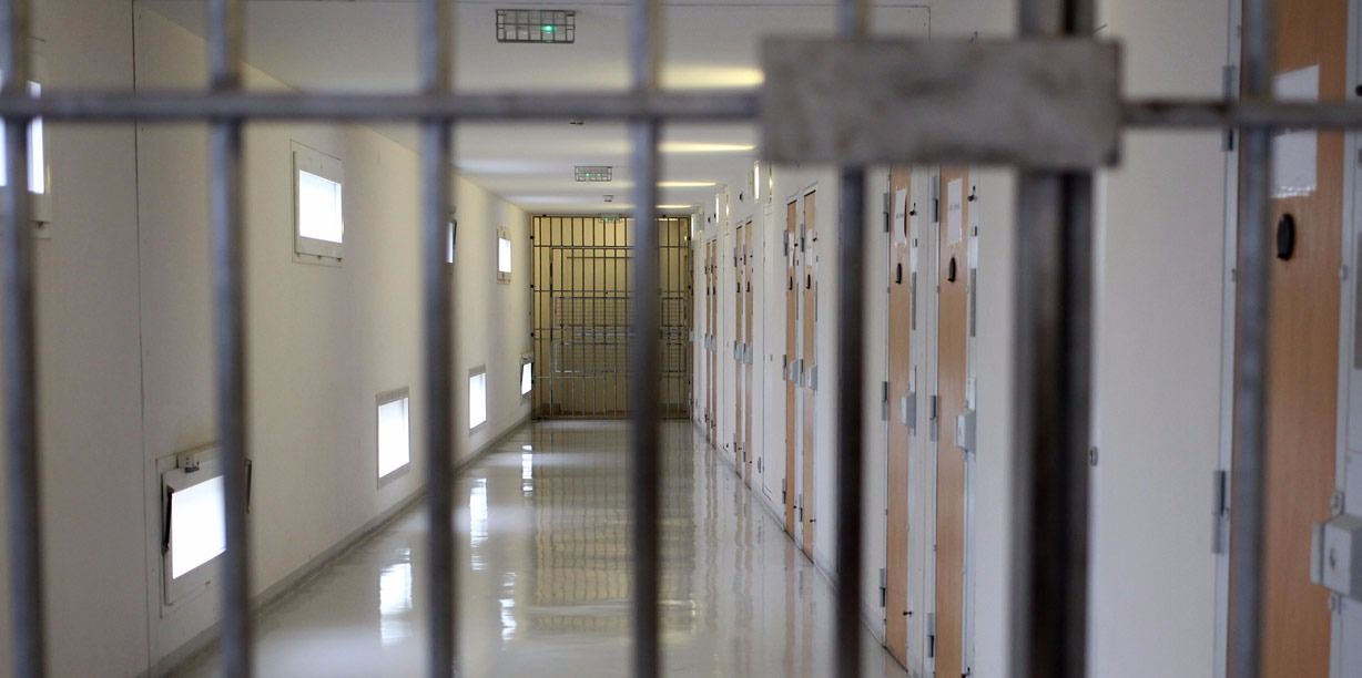 La table de massage dans la prison de Nîmes : une étrange découverte qui bouleverse les plans du ministre de la Justice