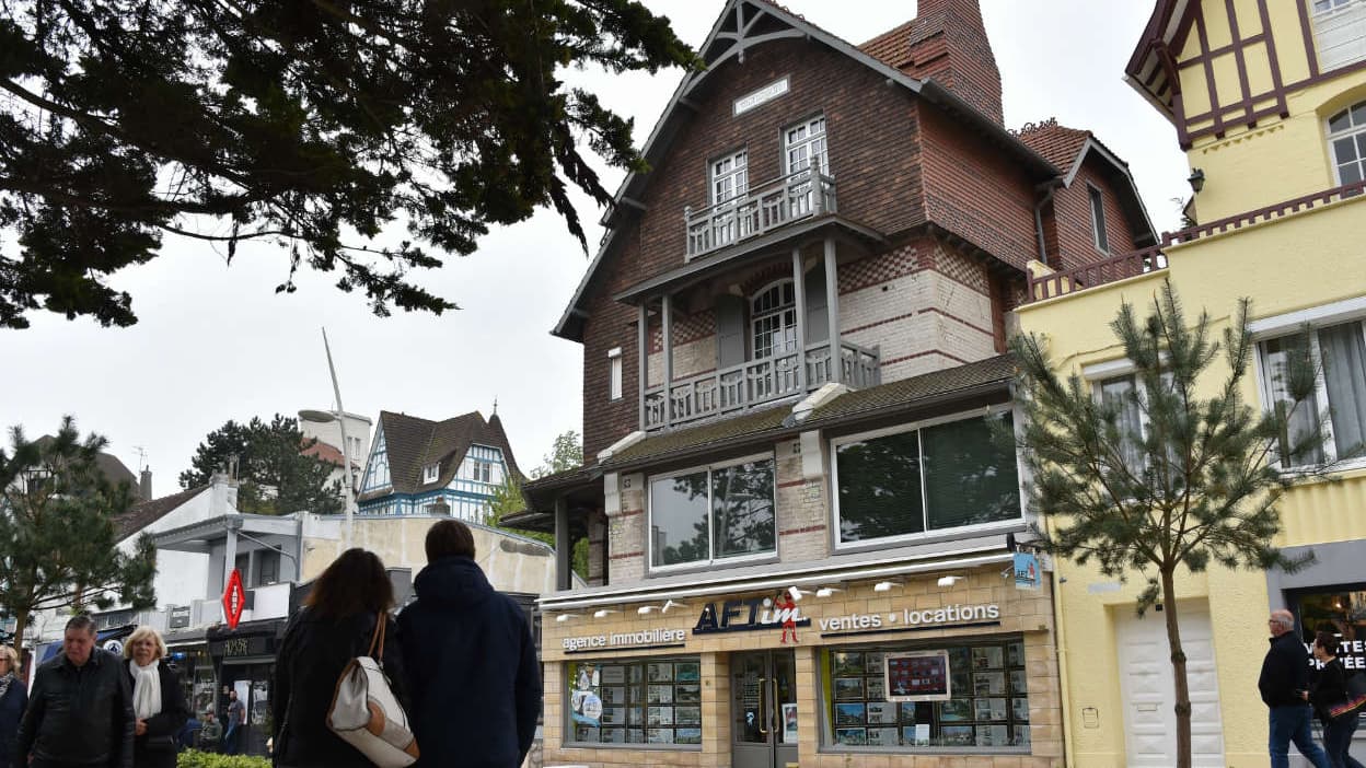 Brigitte Macron continue d’occuper sa villa du Touquet malgré sa vente : une affaire étrange et inquiétante