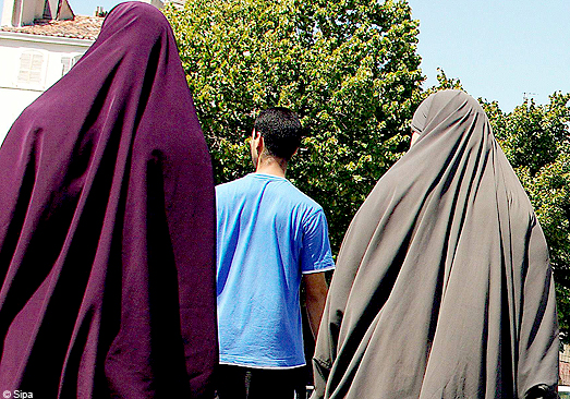 La Suisse subit l’effondrement de ses lois par les touristes qui bravent le décret sur la burqa