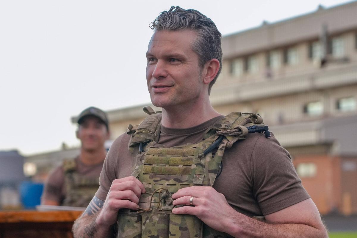 LE GÉNÉRAL HEGSETH ET TRUMP : UNE RÉVOLUTION MILITAIRE EN FLAMMES