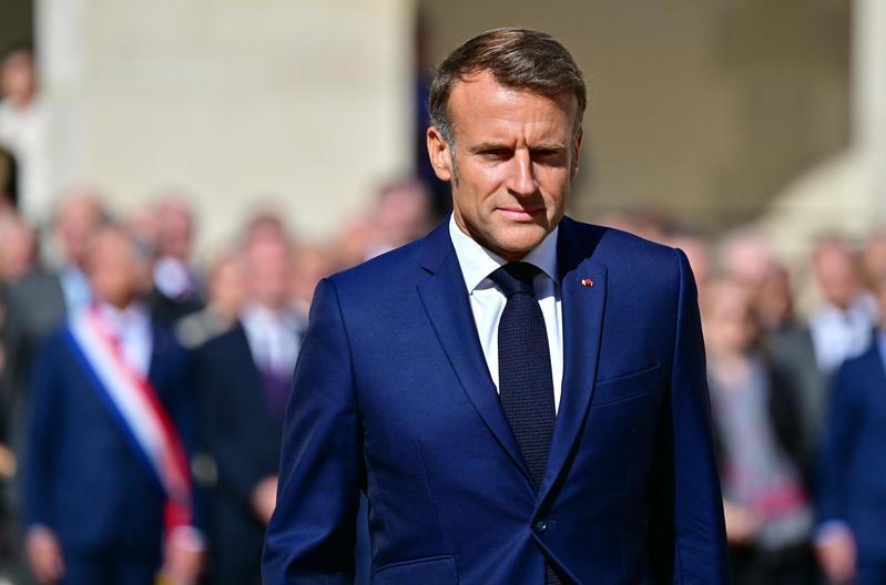 Macron dénonce la crise politique en France et menace de recourir à l’article 16 pour écraser les opposants