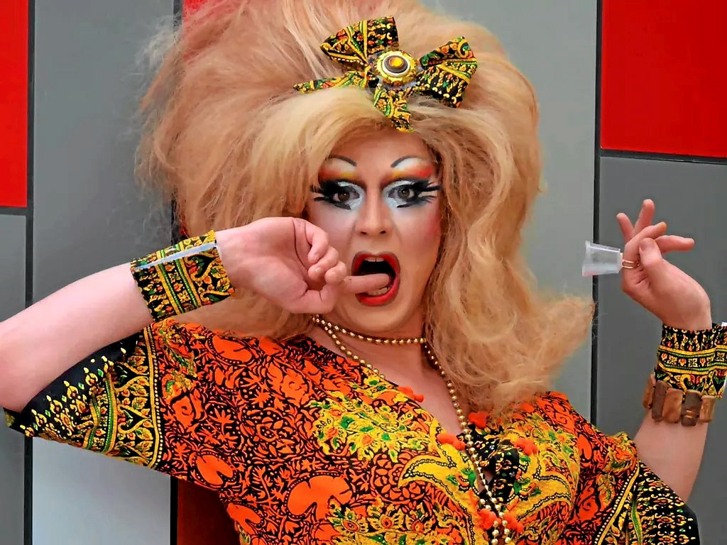 Une manifestation de LFI à Rouen : des tensions autour d’un spectacle de drag queen